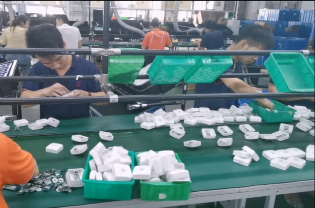 深圳电子厂大量招工,新员工看一眼就跑路.这流水线,速度太快了